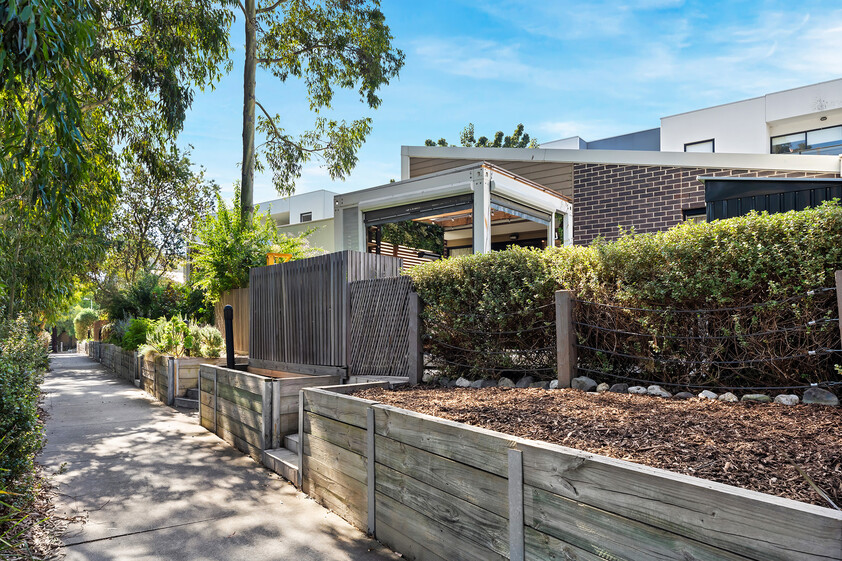 Renovated Single-Level Villa with Courtyard Gate to the Park and Playground