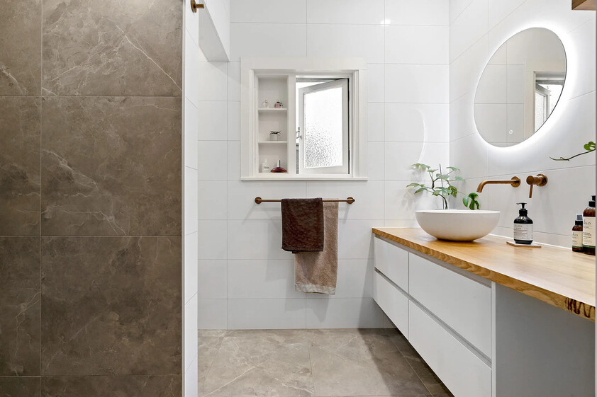 Exquisite Art Deco Apartment in Prime St Kilda Road Precinct