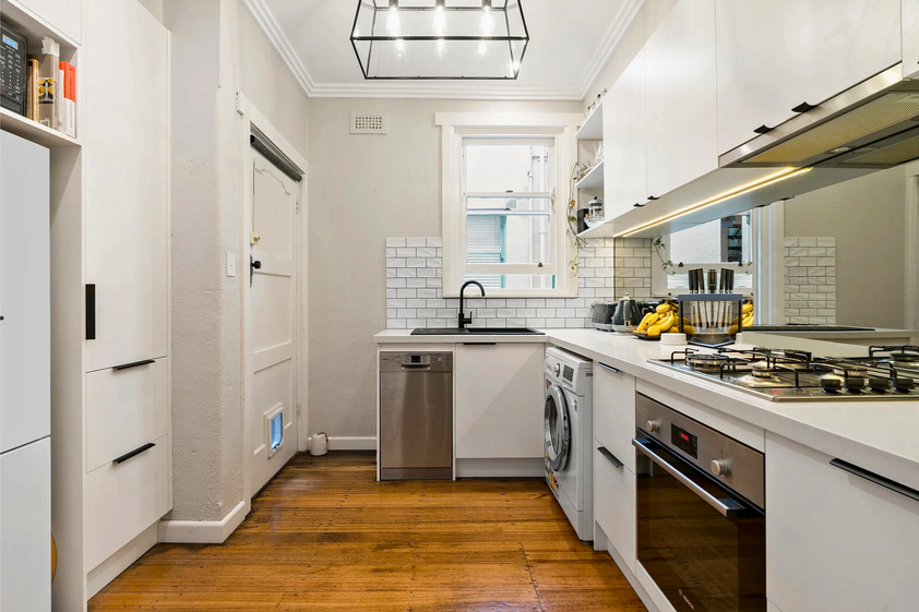 Exquisite Art Deco Apartment in Prime St Kilda Road Precinct