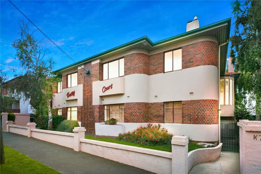 Exquisite Art Deco Apartment in Prime St Kilda Road Precinct