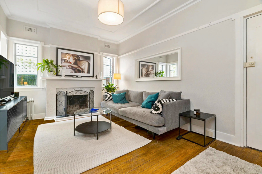 Exquisite Art Deco Apartment in Prime St Kilda Road Precinct