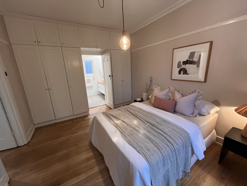 Exquisite Art Deco Apartment in Prime St Kilda Road Precinct