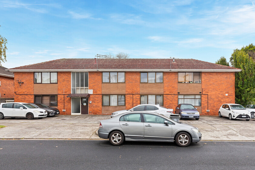 Spacious Renovated Apartment in Prime Lifestyle Location