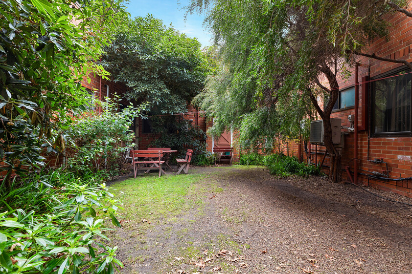 Spacious Renovated Apartment in Prime Lifestyle Location