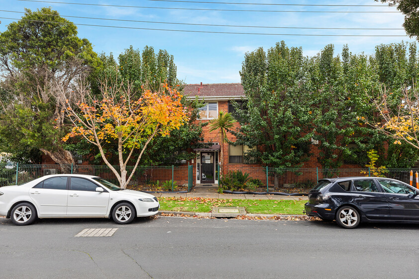 Spacious Renovated Apartment in Prime Lifestyle Location