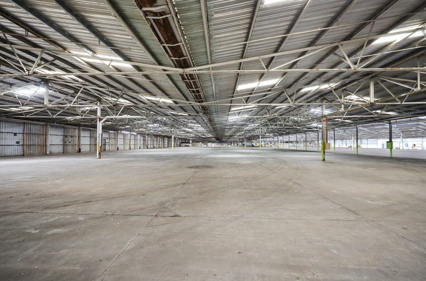 FOR LEASE LARGE SCALE INDUSTRIAL WAREHOUSE