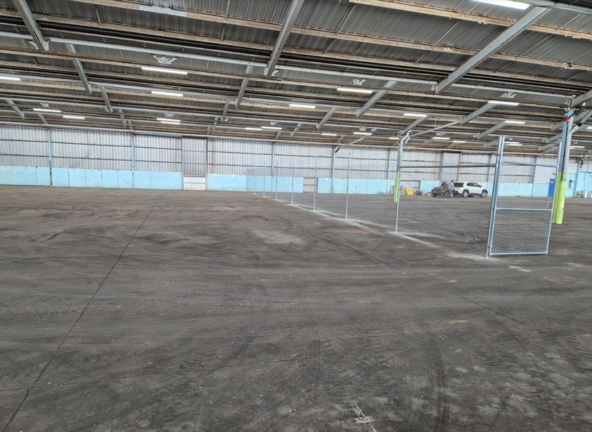 FOR LEASE LARGE SCALE INDUSTRIAL WAREHOUSE