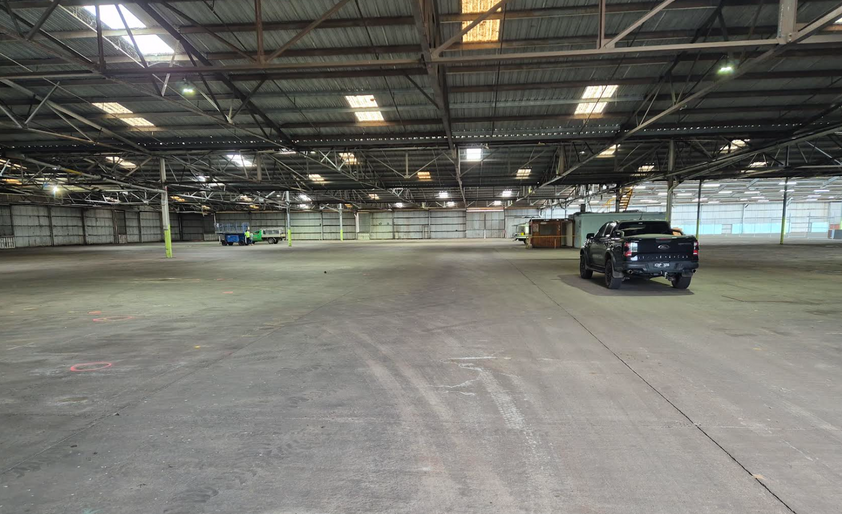 FOR LEASE LARGE SCALE INDUSTRIAL WAREHOUSE