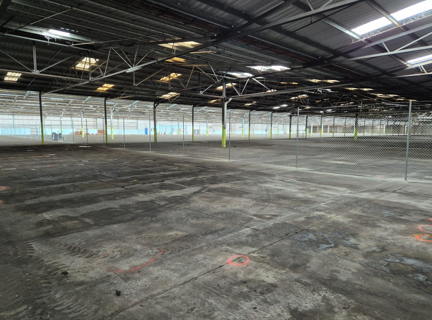 FOR LEASE LARGE SCALE INDUSTRIAL WAREHOUSE