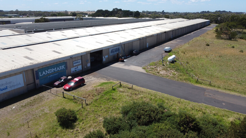 FOR LEASE LARGE SCALE INDUSTRIAL WAREHOUSE