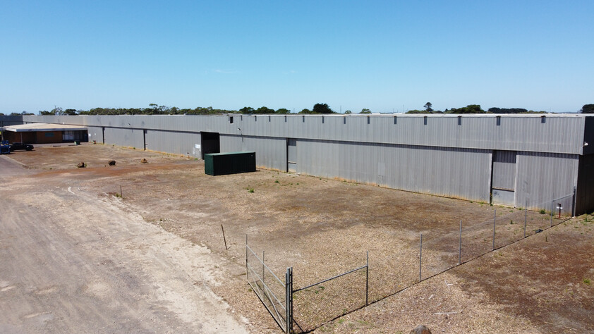 FOR LEASE LARGE SCALE INDUSTRIAL WAREHOUSE