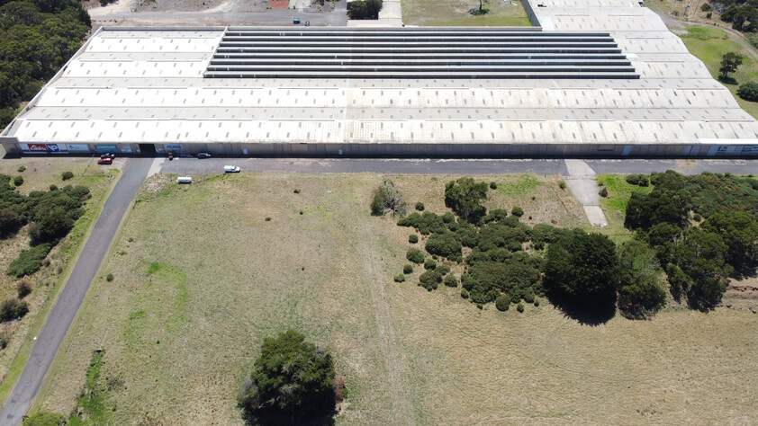 FOR LEASE LARGE SCALE INDUSTRIAL WAREHOUSE