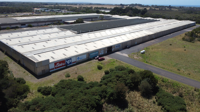 FOR LEASE LARGE SCALE INDUSTRIAL WAREHOUSE