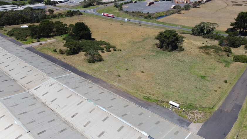 FOR LEASE LARGE SCALE INDUSTRIAL WAREHOUSE