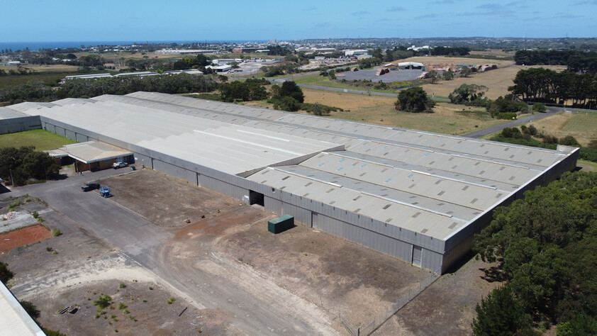 FOR LEASE LARGE SCALE INDUSTRIAL WAREHOUSE