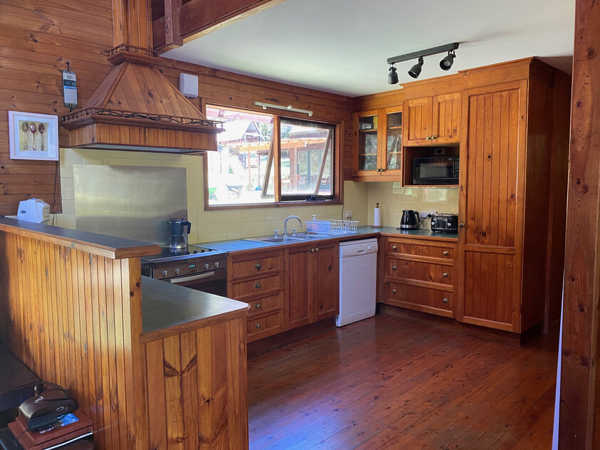 Beautiful Cedar home on tranquil acreage an hour from Wahroonga