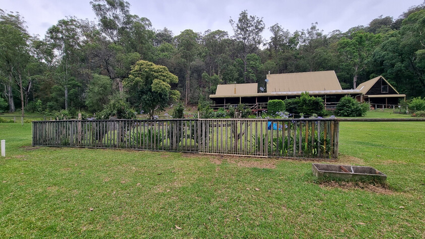 Beautiful Cedar home on tranquil acreage an hour from Wahroonga