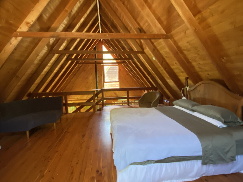 Beautiful Cedar home on tranquil acreage an hour from Wahroonga