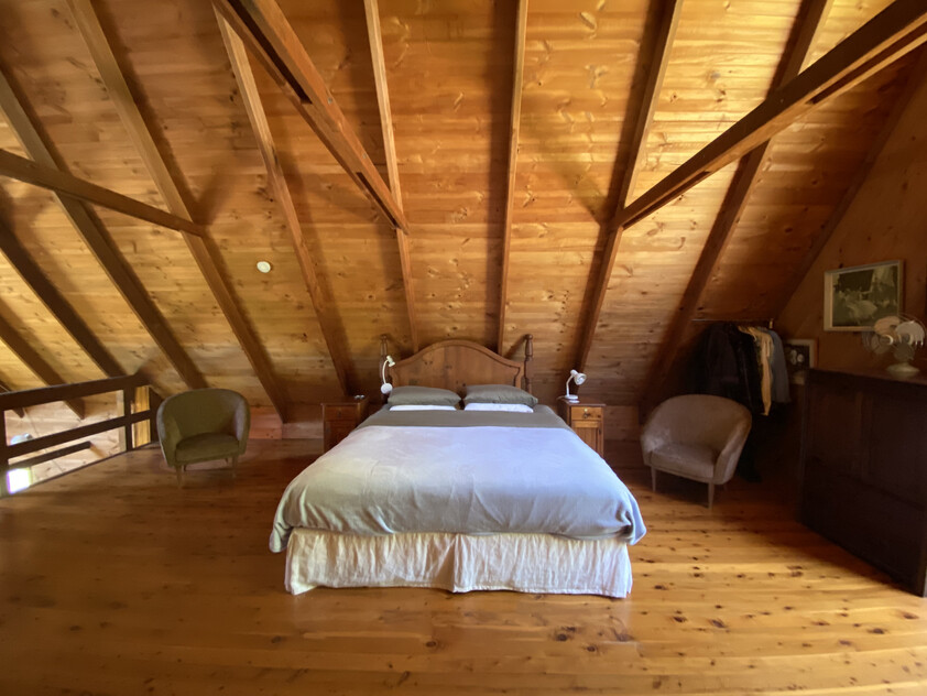 Beautiful Cedar home on tranquil acreage an hour from Wahroonga