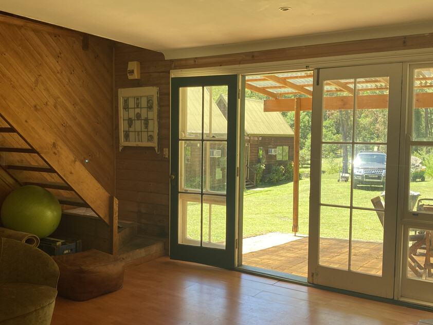 Beautiful Cedar home on tranquil acreage an hour from Wahroonga