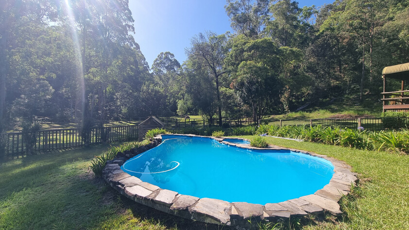 Beautiful Cedar home on tranquil acreage an hour from Wahroonga