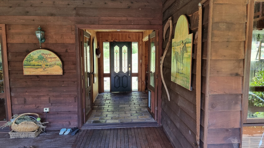 Beautiful Cedar home on tranquil acreage an hour from Wahroonga