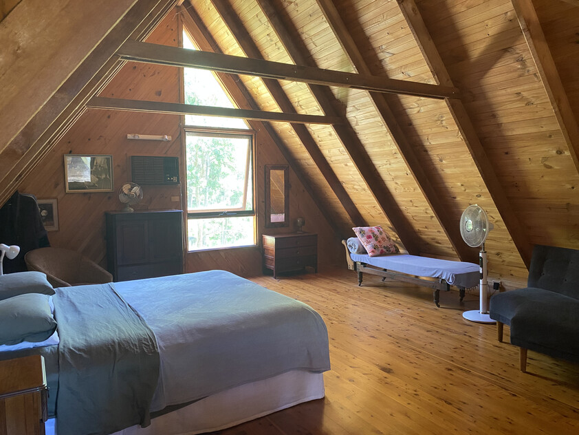 Beautiful Cedar home on tranquil acreage an hour from Wahroonga