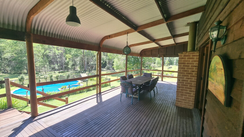 Beautiful Cedar home on tranquil acreage an hour from Wahroonga