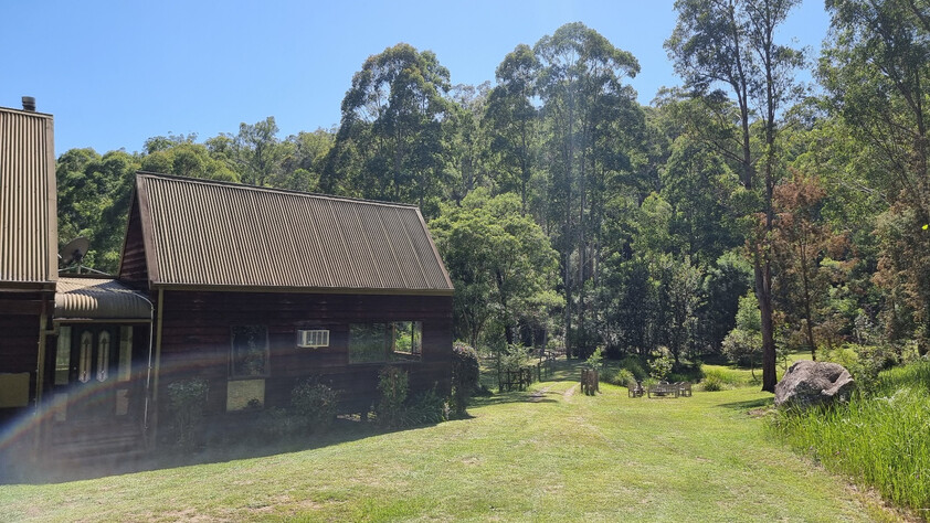 Beautiful Cedar home on tranquil acreage an hour from Wahroonga