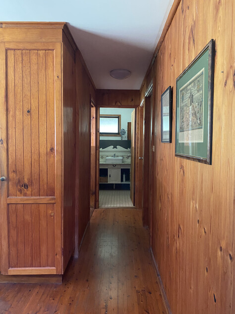 Beautiful Cedar home on tranquil acreage an hour from Wahroonga