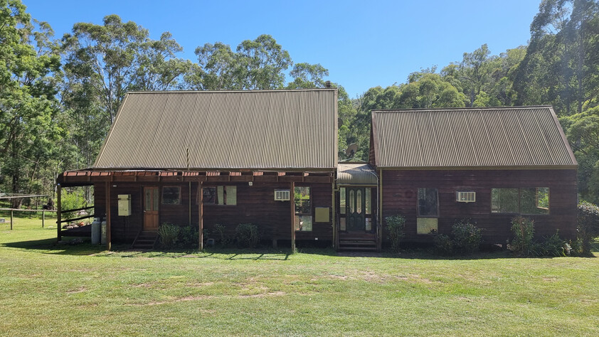 Beautiful Cedar home on tranquil acreage an hour from Wahroonga