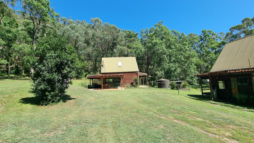 Beautiful Cedar home on tranquil acreage an hour from Wahroonga