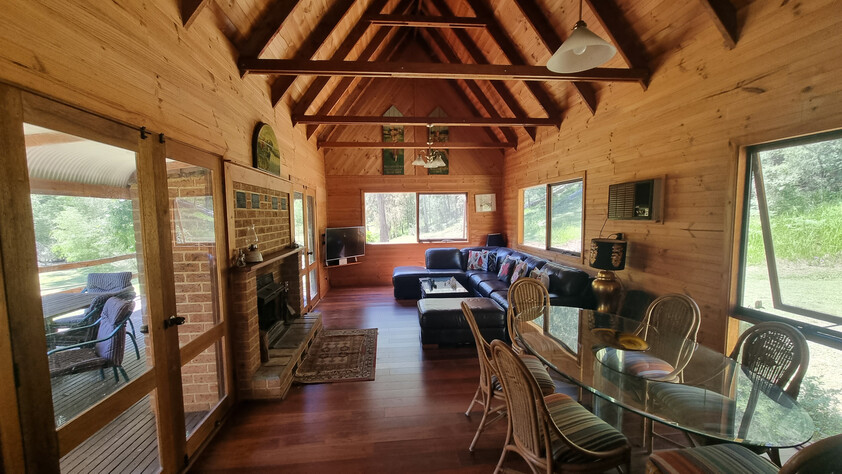 Beautiful Cedar home on tranquil acreage an hour from Wahroonga