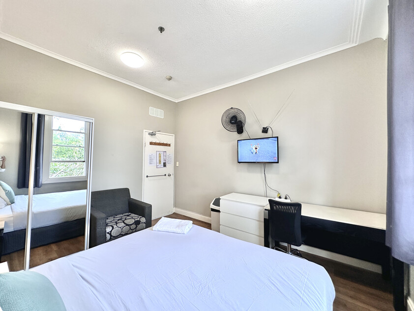 Walk to Sydney University and Broadway Shopping Centre in 6 Minutes