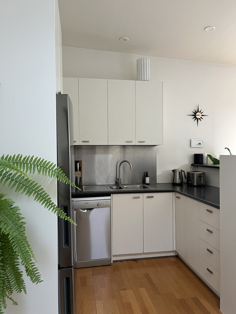Furnished, spacious, comfortable, quiet Collingwood duplex - 3-8 WEEK FLEXIBLE LEASE