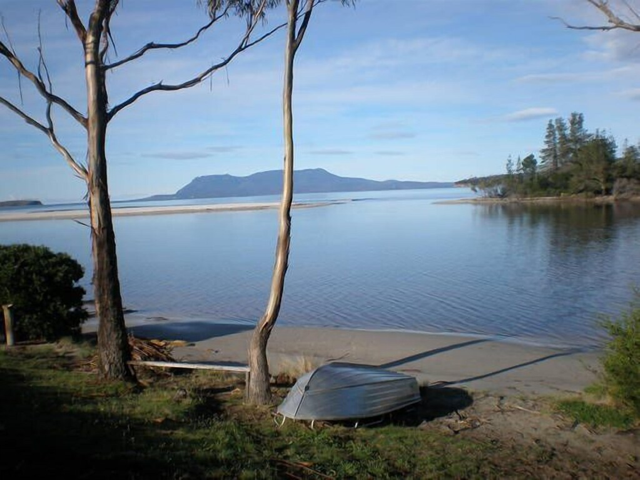 Affordable Coastal Escape with Direct Water Access -Orford