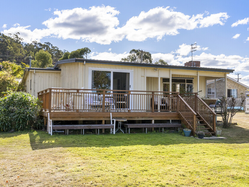 Affordable Coastal Escape with Direct Water Access -Orford