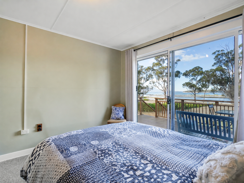 Affordable Coastal Escape with Direct Water Access -Orford