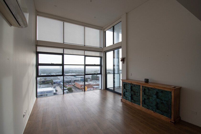 STUNNING 3 BEDROOM, 2 BATHROOM TOP FLOOR PENTHOUSE APARTMENT WITH SWEEPING NORTH FACING VIEWS