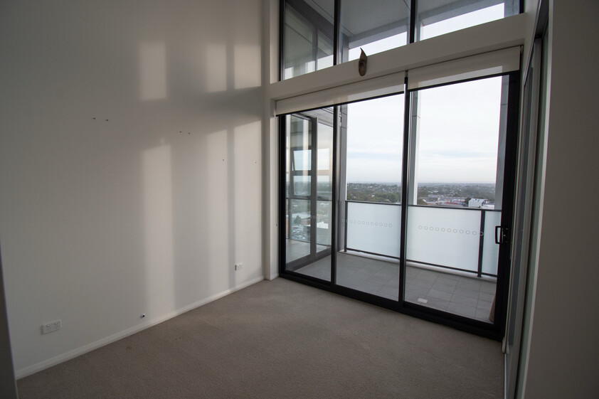 STUNNING 3 BEDROOM, 2 BATHROOM TOP FLOOR PENTHOUSE APARTMENT WITH SWEEPING NORTH FACING VIEWS