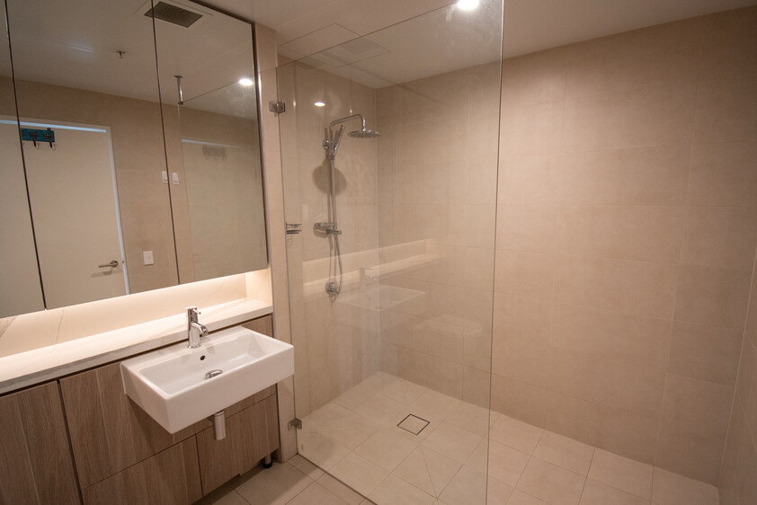 STUNNING 3 BEDROOM, 2 BATHROOM TOP FLOOR PENTHOUSE APARTMENT WITH SWEEPING NORTH FACING VIEWS