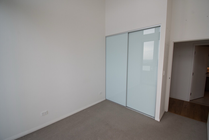 STUNNING 3 BEDROOM, 2 BATHROOM TOP FLOOR PENTHOUSE APARTMENT WITH SWEEPING NORTH FACING VIEWS
