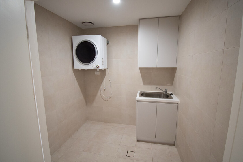STUNNING 3 BEDROOM, 2 BATHROOM TOP FLOOR PENTHOUSE APARTMENT WITH SWEEPING NORTH FACING VIEWS