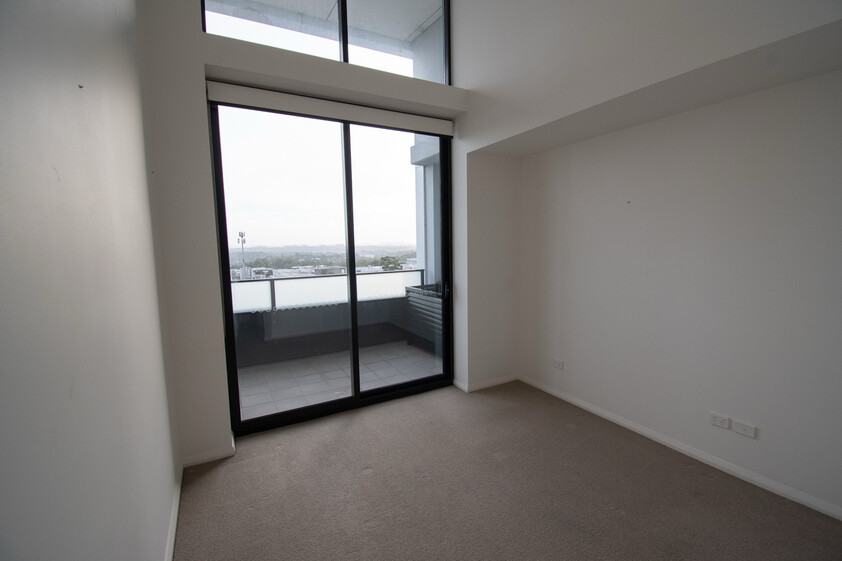 STUNNING 3 BEDROOM, 2 BATHROOM TOP FLOOR PENTHOUSE APARTMENT WITH SWEEPING NORTH FACING VIEWS