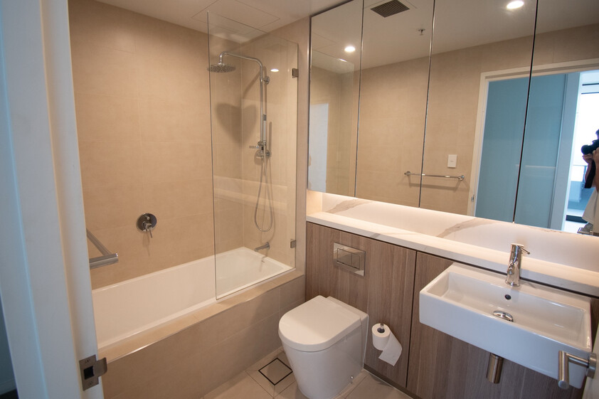 STUNNING 3 BEDROOM, 2 BATHROOM TOP FLOOR PENTHOUSE APARTMENT WITH SWEEPING NORTH FACING VIEWS