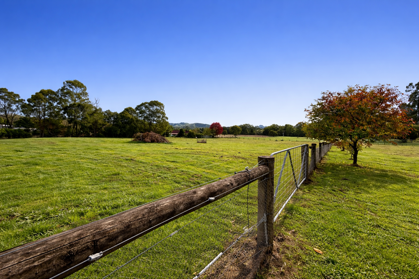 Prime Lifestyle Acreage with Creek Frontage & Quality Infrastructure