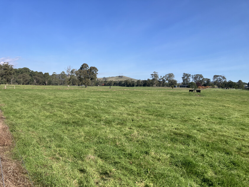 Prime Lifestyle Acreage with Creek Frontage & Quality Infrastructure