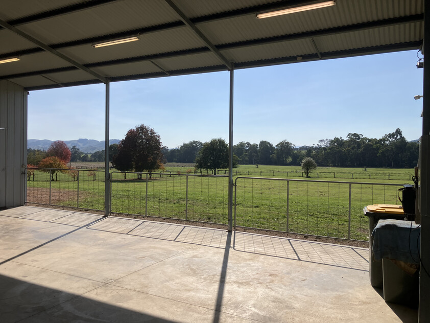 Prime Lifestyle Acreage with Creek Frontage & Quality Infrastructure