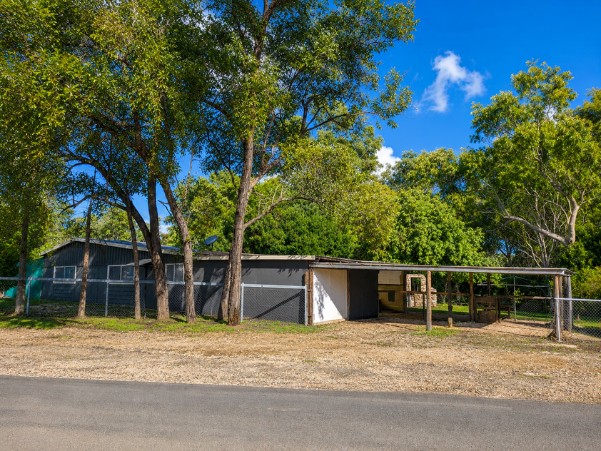 Private Family Retreat on Expansive 3053m² Block with Beautiful Bush Outlook