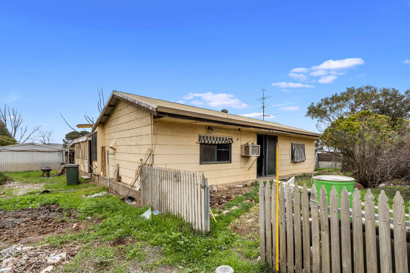 Rare Multi-Use Rural Lifestyle Property with Income Potential. Set on 4 allotments equallying 5 acres all up.